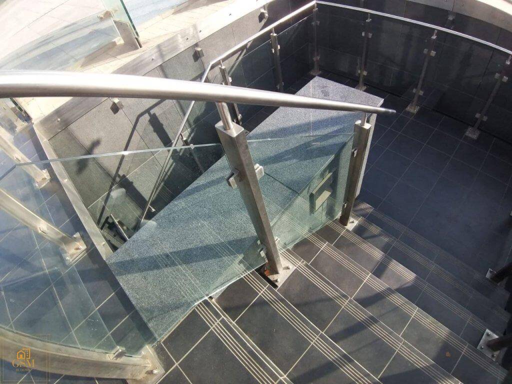 Montaż schodów i balustrad