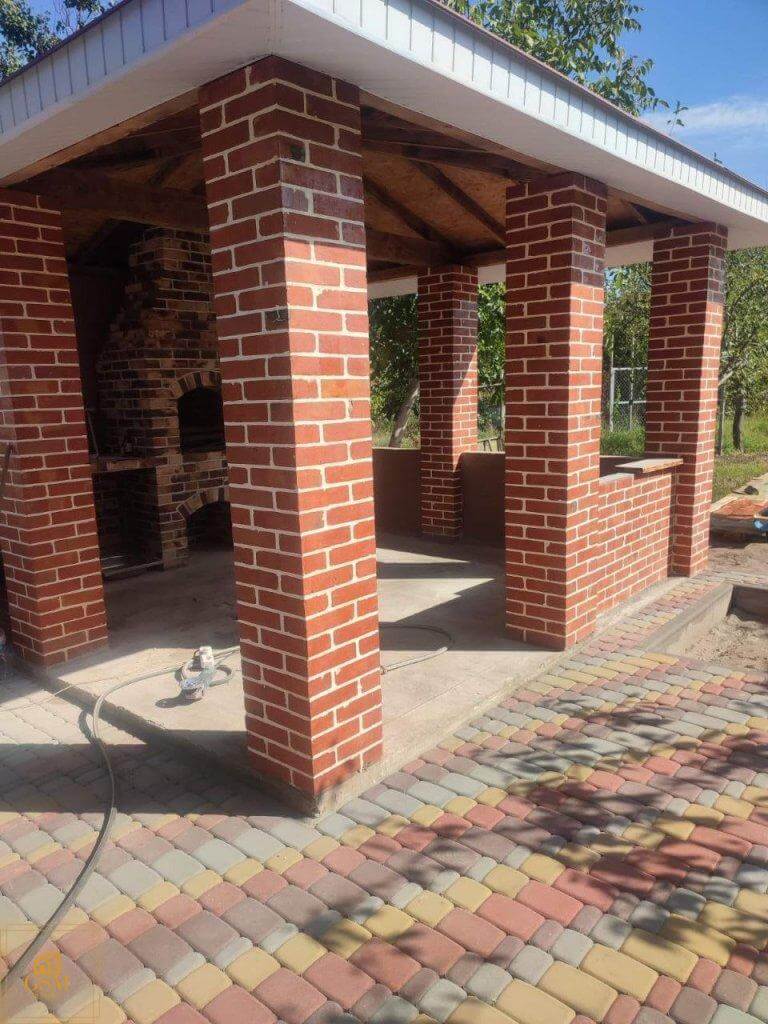 Altanka z czerwonej cegły