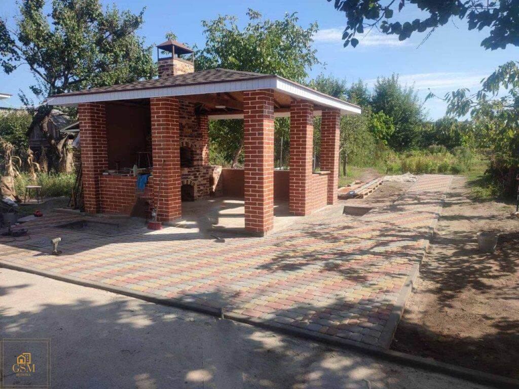 Altanka z czerwonej cegły