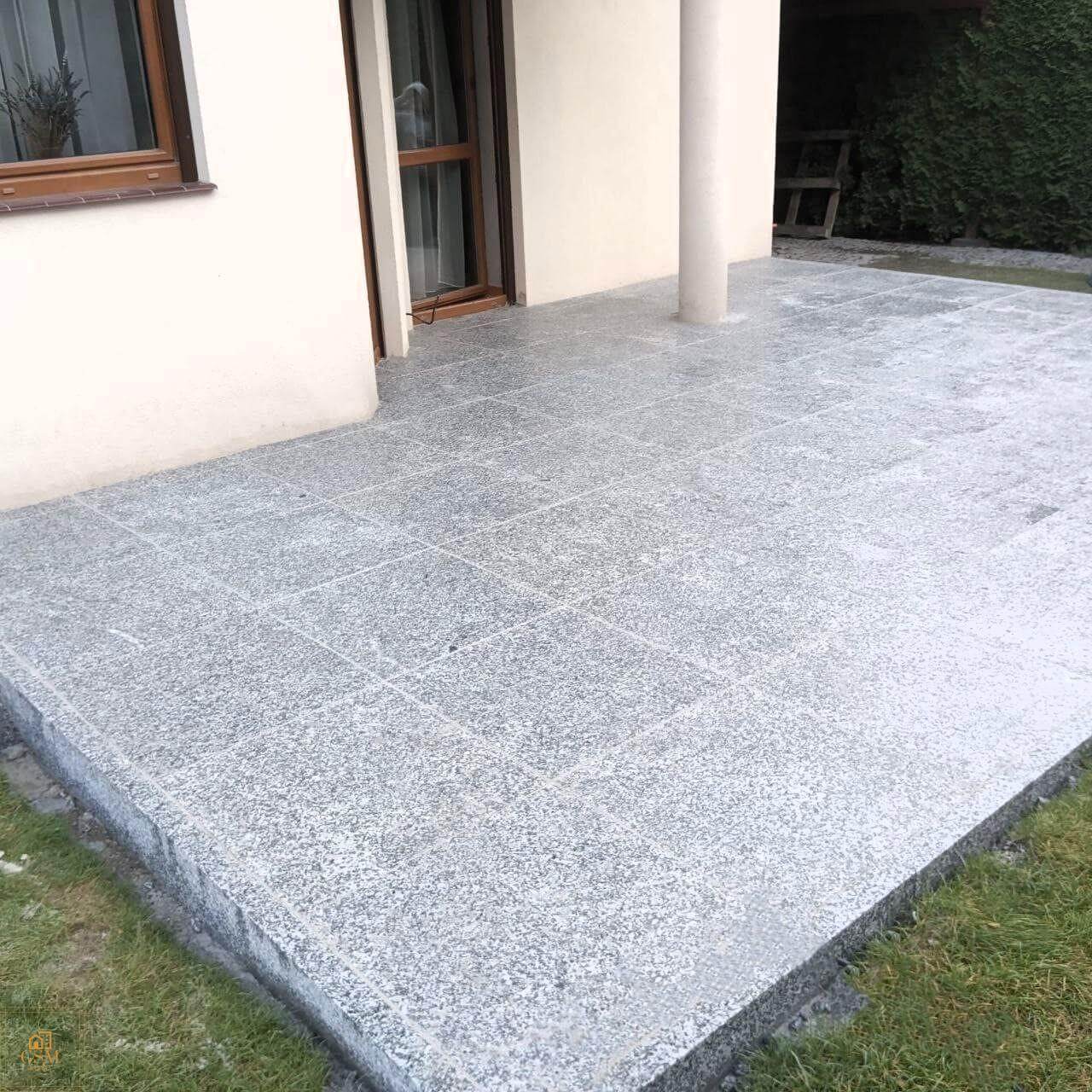 Taras wyłożony płytkami marmurowymi