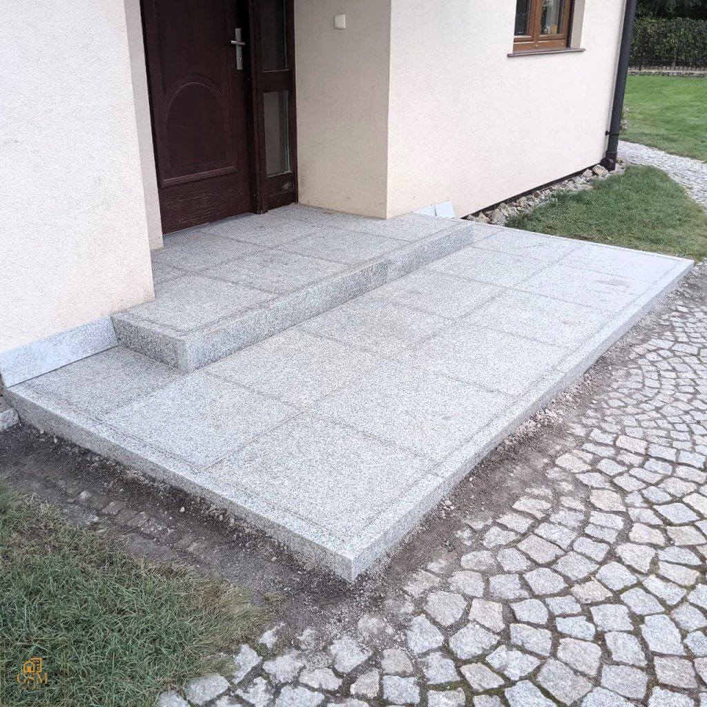 Schody prowadzące do wejścia