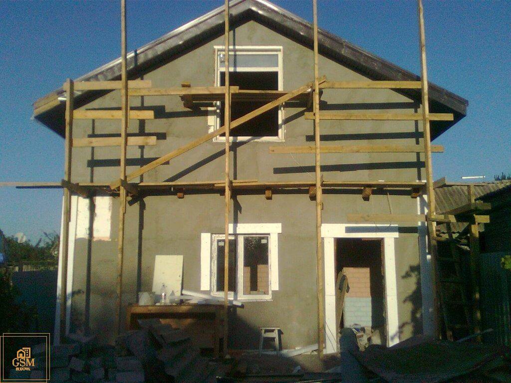 Tynkowanie elewacji budynku