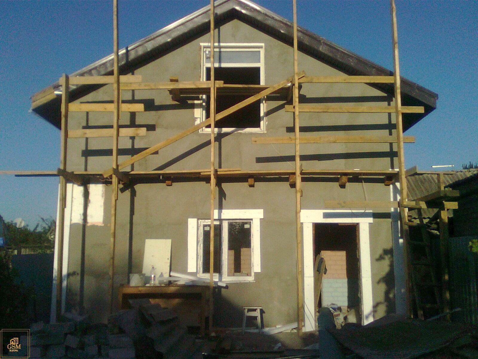 Tynkowanie elewacji budynku